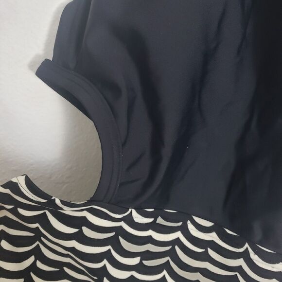 One piece with built in bra and wave pattern - Picture 2 of 4